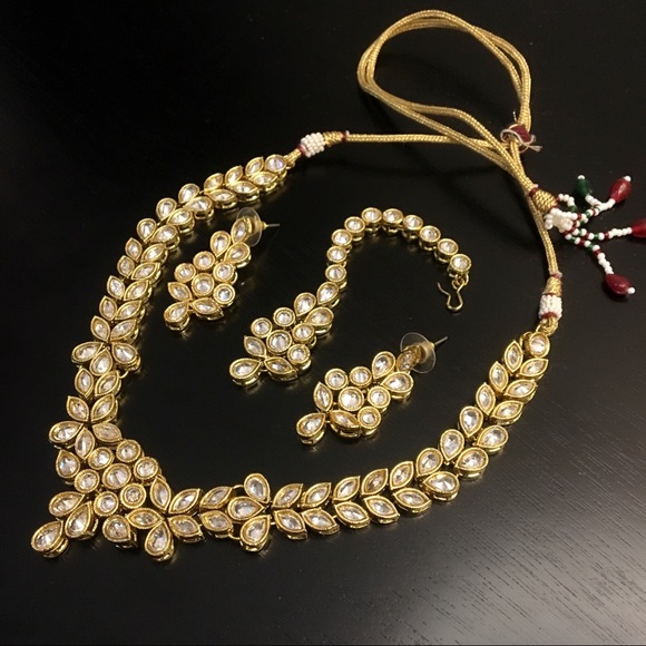 Beautiful leaf design Indian necklace set - Picture 2 of 6